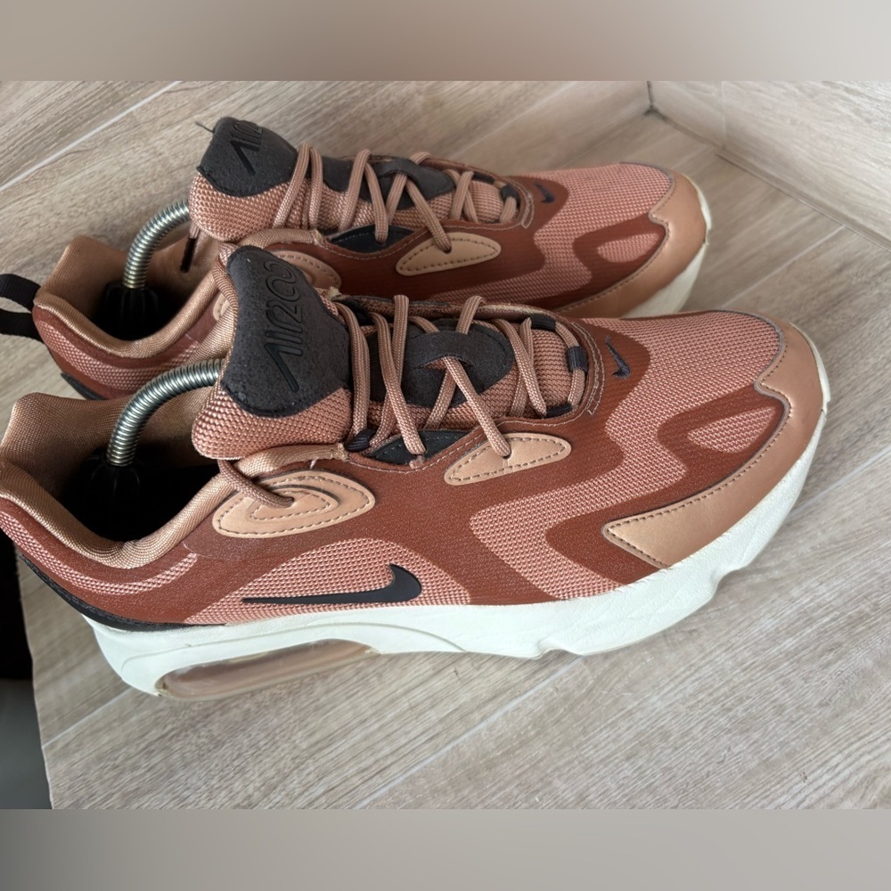 Nike Air Max 200 Metallic Red Bronze Sneaker CT1185-900 Women’s Shoe Size 9 - Picture 3 of 13